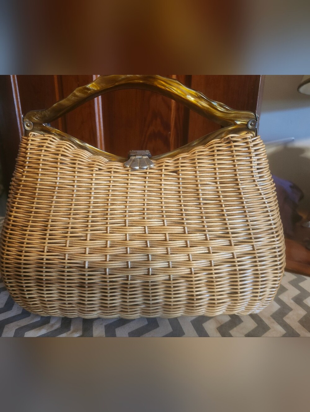 Vintage Raffia Handbag With Double Lucite Handles - Picture 3 of 10